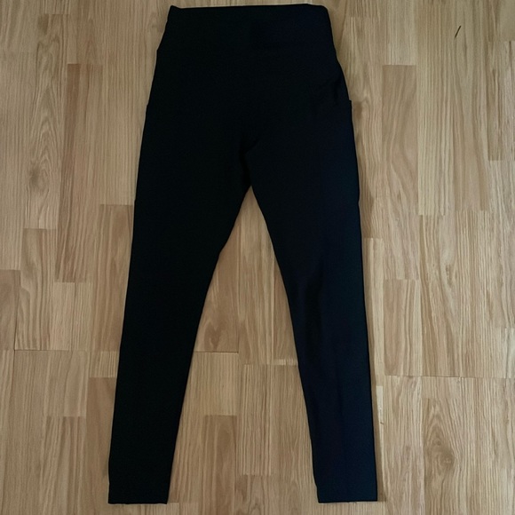 size small leggings from She has side pockets as well as good for the gym. - Picture 1 of 2